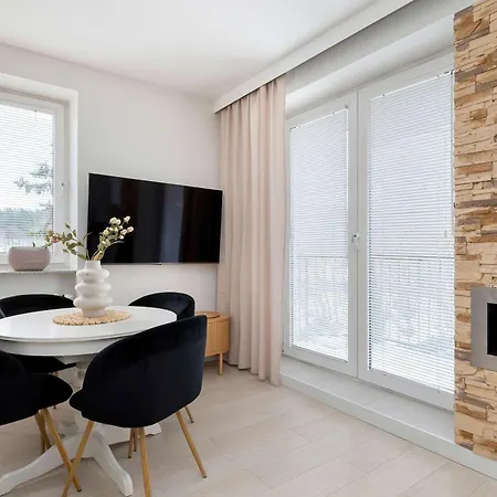 Elegant One Bedroom With Underground Parking By Renters Apartament