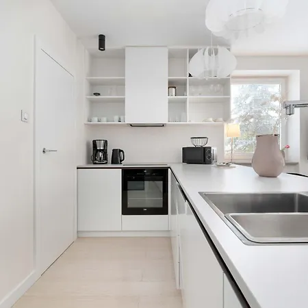 Elegant One Bedroom With Underground Parking By Renters Apartament *
