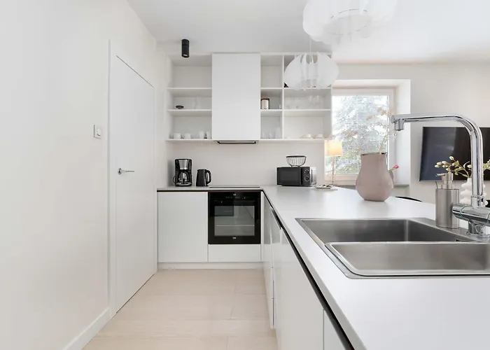 Elegant One Bedroom With Underground Parking By Renters Apartament *